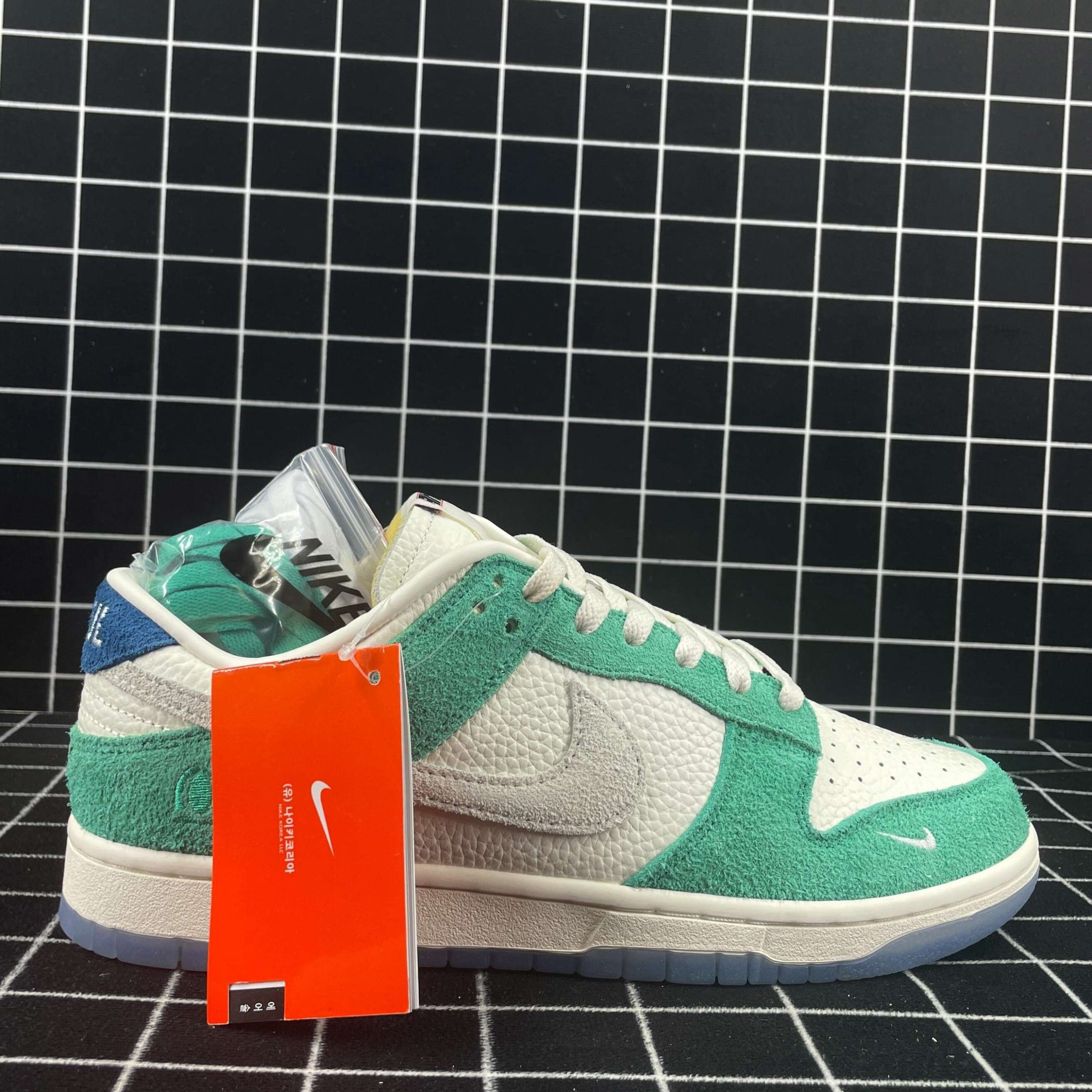 Kasina x Dunk Low Road Sign Replica