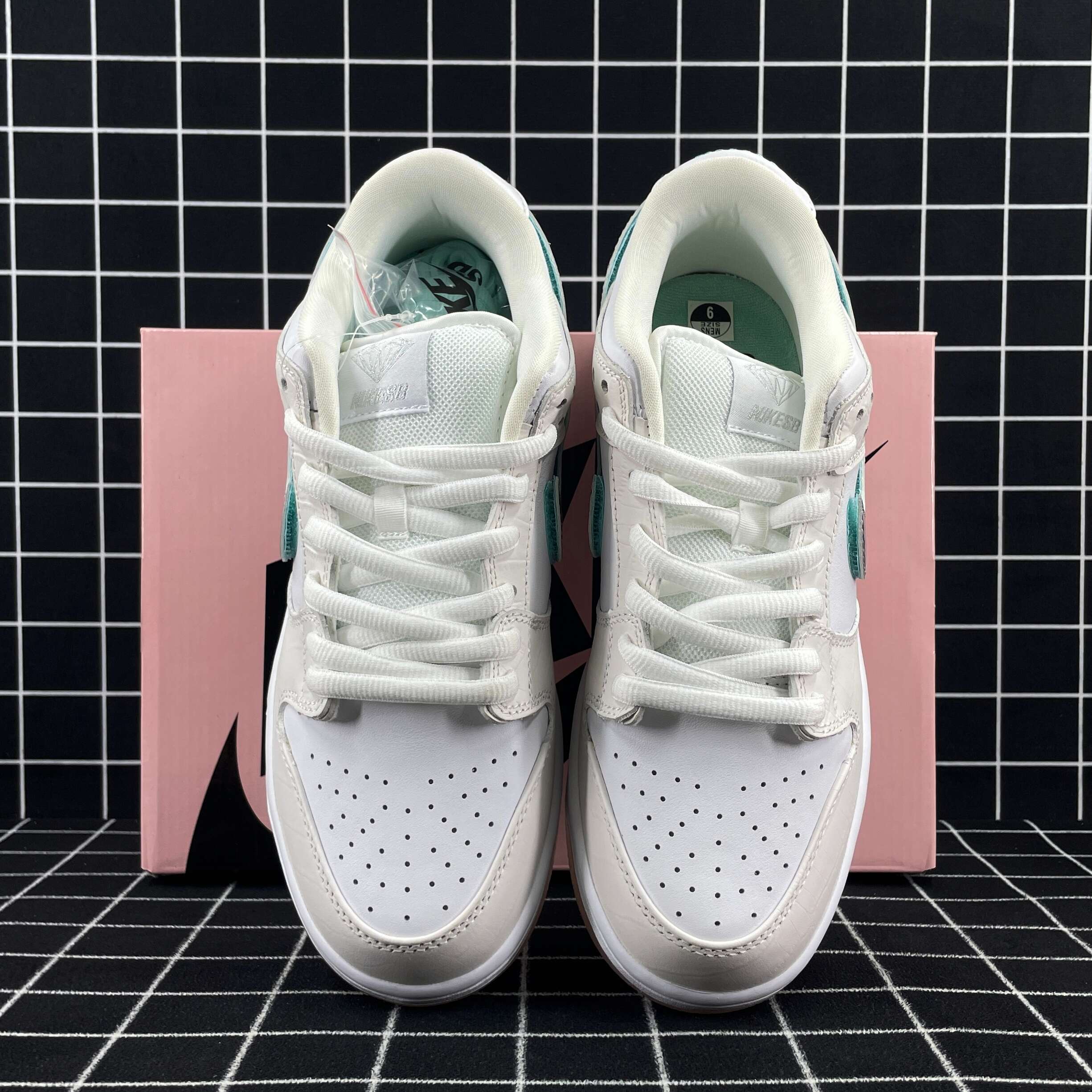 nike sb dunk low Di*m*nd s*pply co white Di*m*nd replica