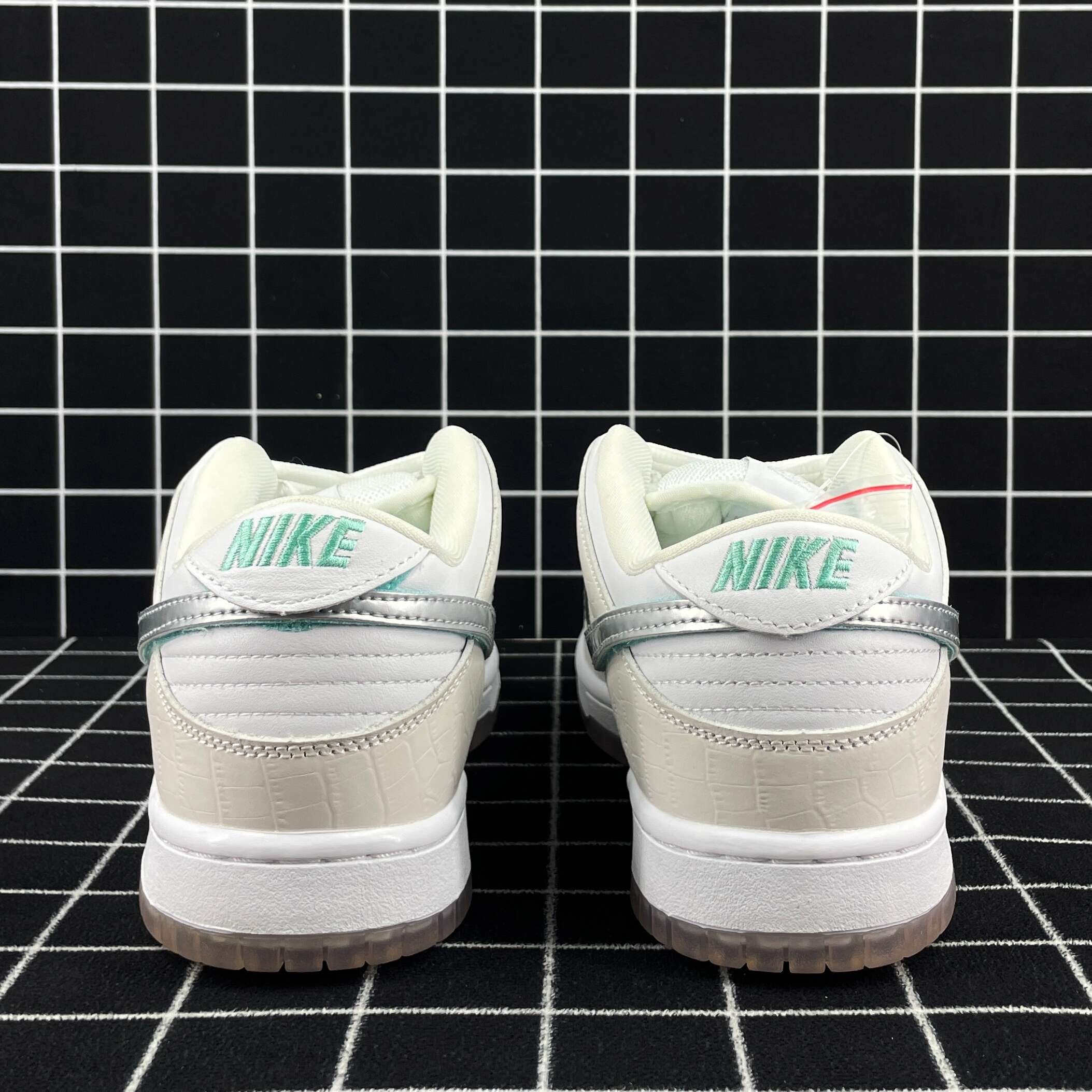 nike sb dunk low Di*m*nd s*pply co white Di*m*nd replica