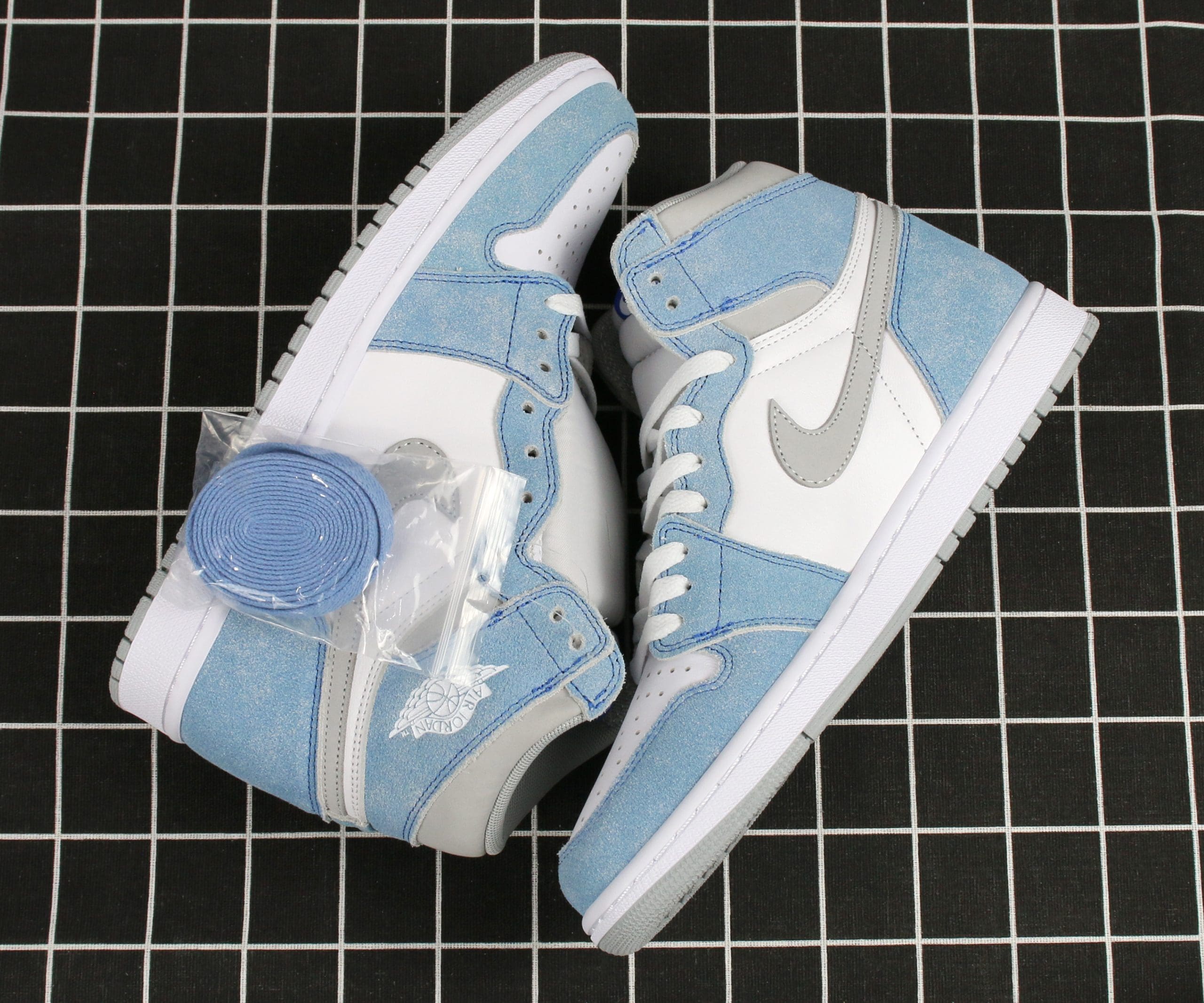 Air Jordan 1 Retro High OG Hyper Royal Replica