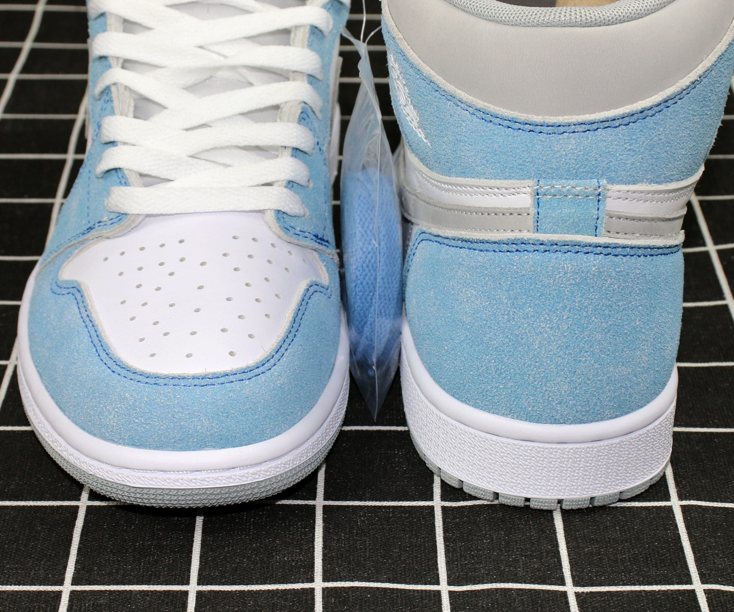 Air Jordan 1 Retro High OG Hyper Royal Replica